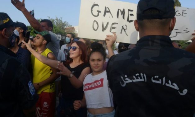 TUNISIE - Le chef du Parlement Ghannouchi en sit-in devant la chambre, bloquée par l'armée