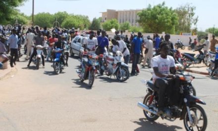 EN COULISSES - Circulation des motocyclettes et cyclomoteurs, interdite