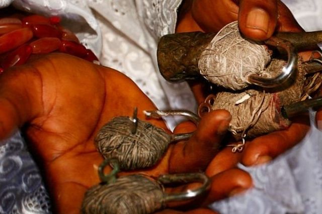 CHARLATANISME - Le charlatan envoûte la dame, entretient des rapports afin de récupérer son sperme pour faire des gris-gris