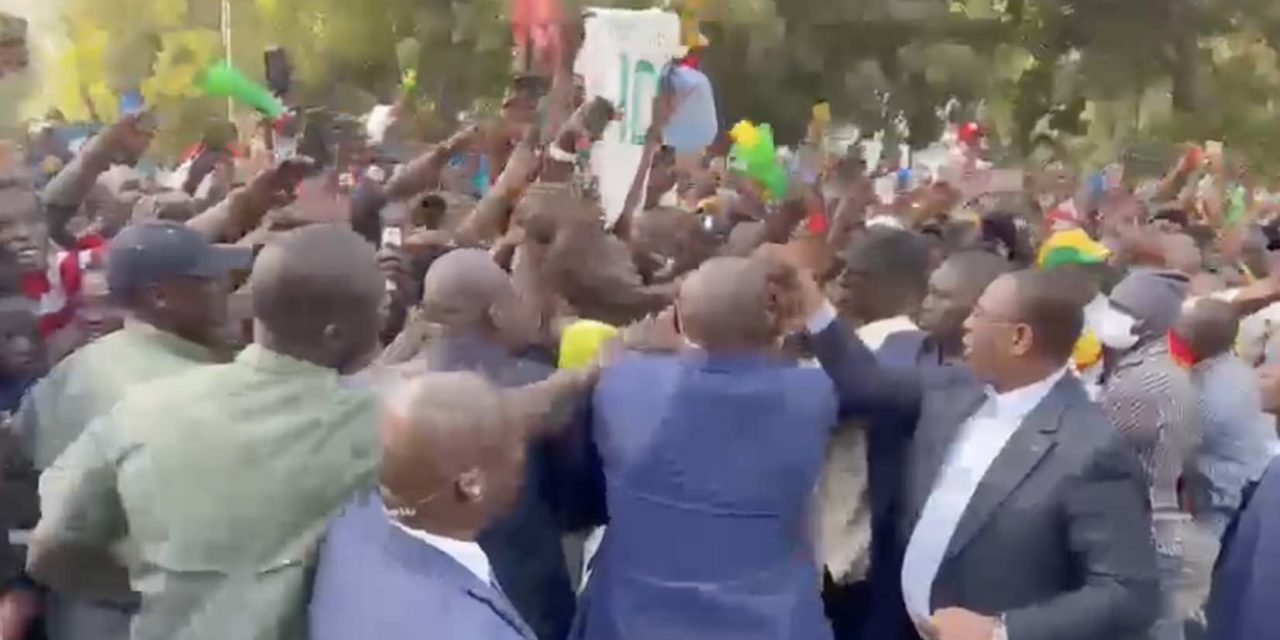 NETTALI TV - PALAiS PRÉSIDENTIEL / QUALIFICATION EN 8e - Macky Sall communie avec les supporters sénégalais