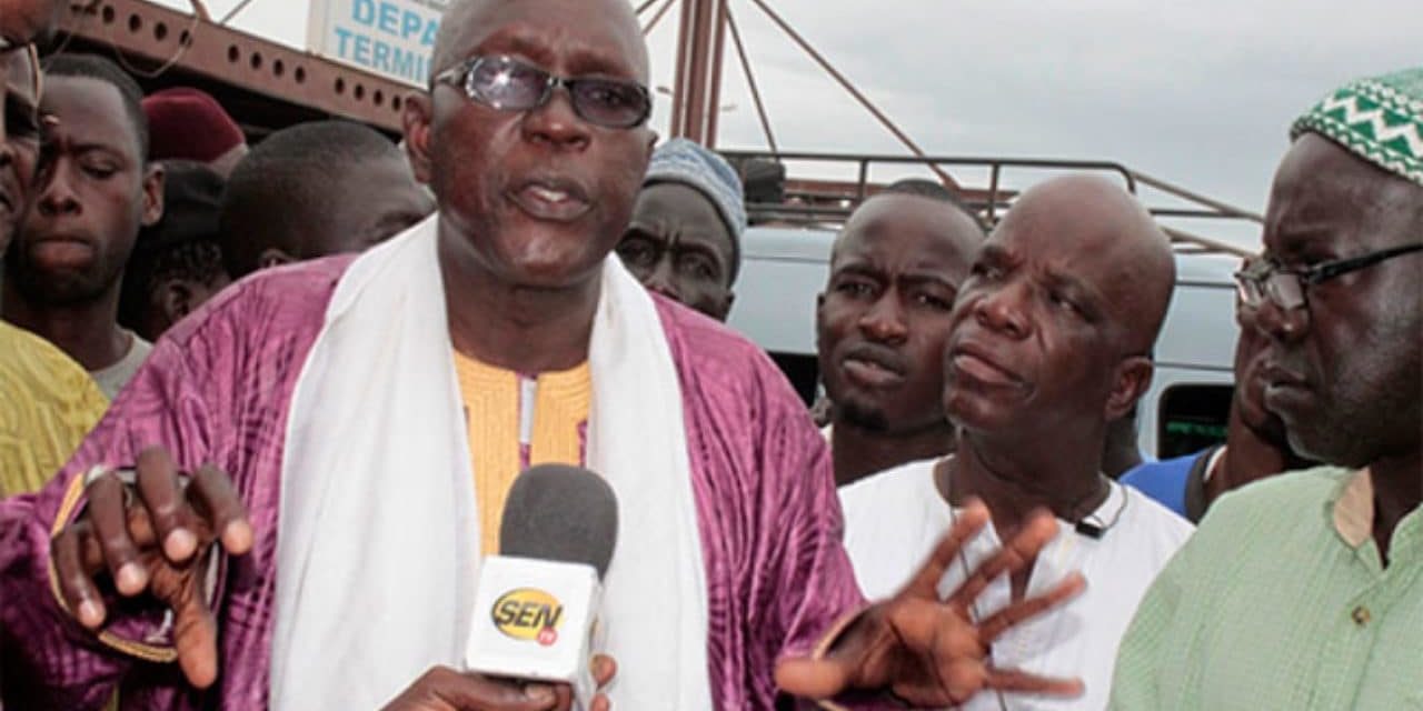 EN COULISSES - Profil bas !