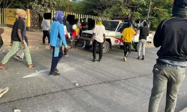 EN COULISSES - Manifs à Ziguinchor