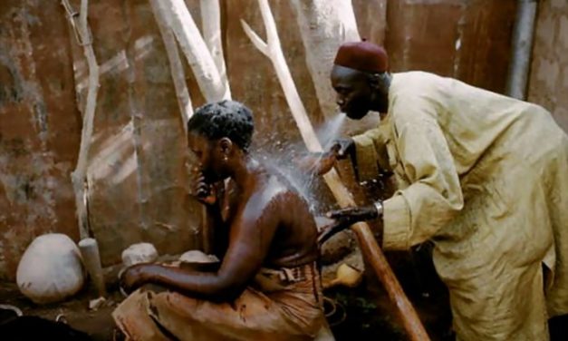 EN COULISSES - Un bain rituel coûte la vie à deux filles