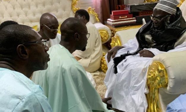 YEWWI ASKAN WI A TOUBA - Serigne Mountakha envoie des dattes à Sonko