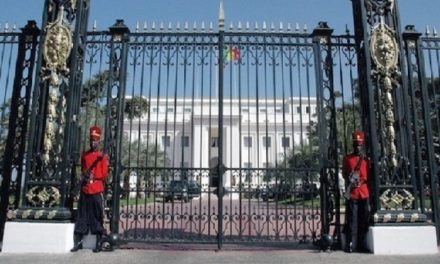 PALAIS DE LA RÉPUBLIQUE - Un militaire invalide tente de s’immoler devant les grilles