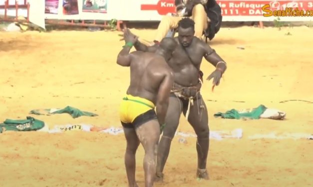 COMBAT ROYAL - Modou Lo bat Siteu et conserve sa couronne