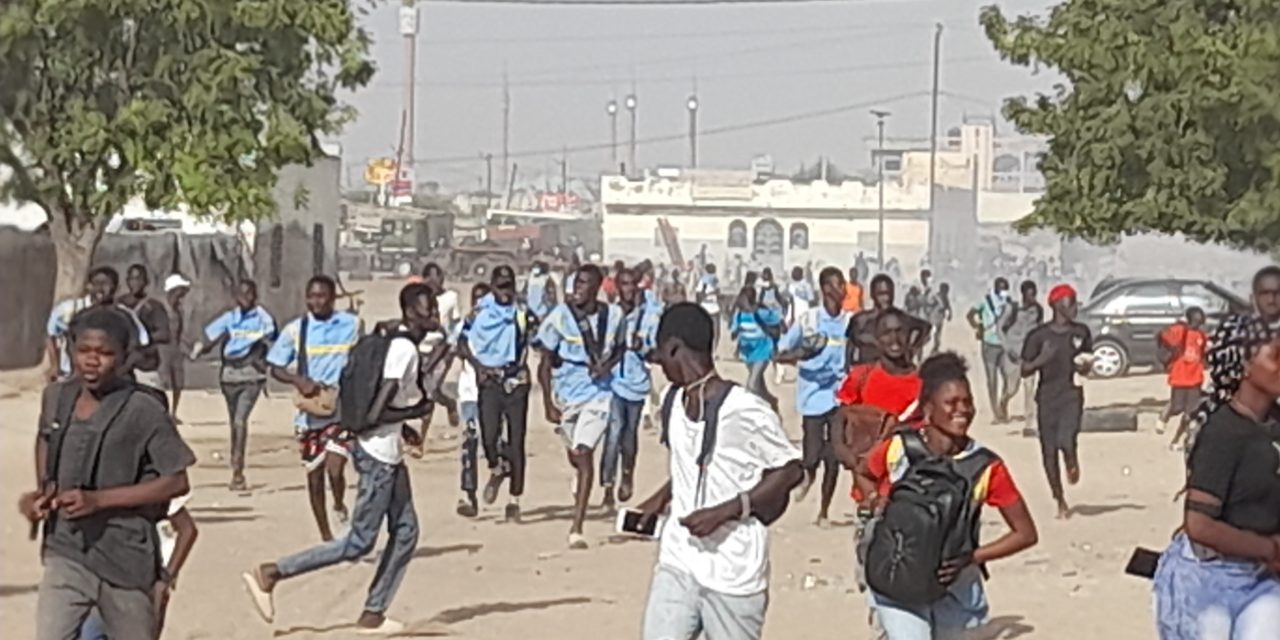 KAOLACK - Des étudiants de l’USSEIN bloquent la RN1 pour réclamer de « meilleures conditions » de travail