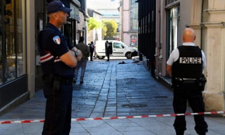 PARIS - Un homme armé de couteaux abattu par la police