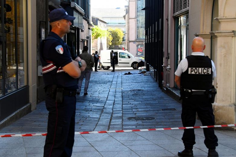 PARIS - Un homme armé de couteaux abattu par la police