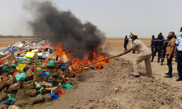 KAOLACK : Des produits prohibés et des billets noirs d’une contrevaleur de près de six milliards de francs CFA incinérés