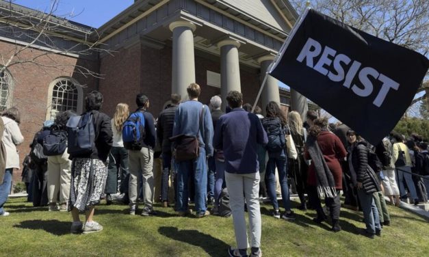 ÉTATS-UNIS - Une juge bloque temporairement l’interdiction faite à Harvard par l’administration Trump de recevoir des étudiants étrangers