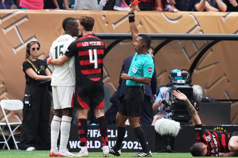 EXPULSE APRES 4 MINUTES CONTRE FLAMENGO - Nicolas Jackson présente ses excuses