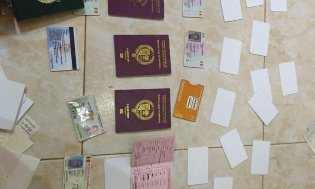 DÉMANTÈLEMENT D’UN ATELIER DE FAUX DOCUMENTS- De faux passeports et cartes d’identité saisis par la gendarmerie 