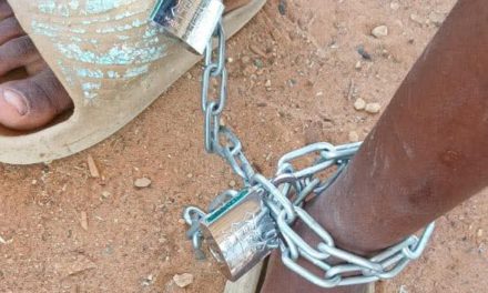 JOAL- Deux talibés enchaînés dans un enclos à moutons , se nourrissaient des restes d'aliments de bétail