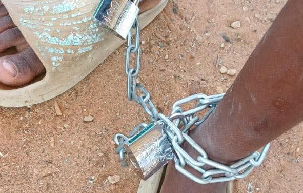 JOAL- Deux talibés enchaînés dans un enclos à moutons , se nourrissaient des restes d'aliments de bétail