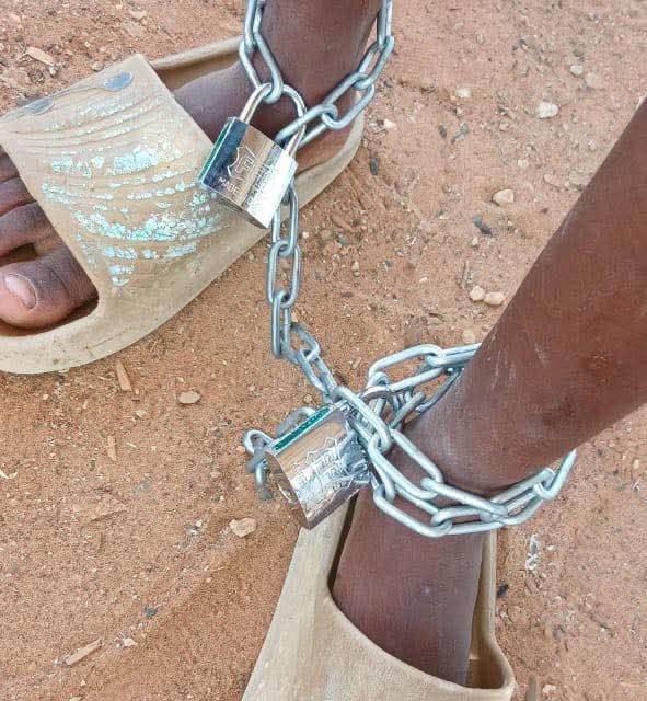 JOAL- Deux talibés enchaînés dans un enclos à moutons , se nourrissaient des restes d'aliments de bétail