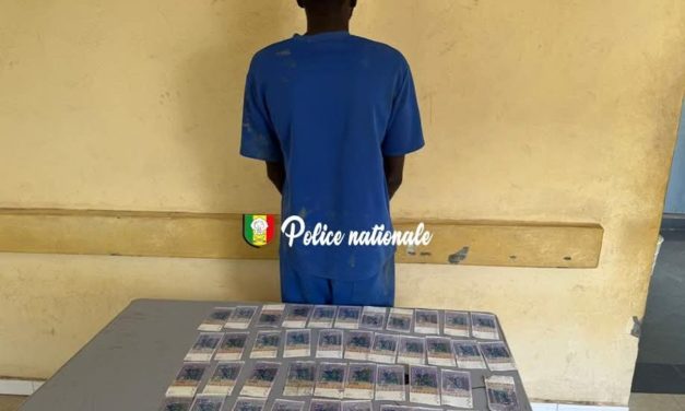 SURPRIS AVEC DE FAUX BILLETS - Il plonge dans le fleuve avant d’être interpellé