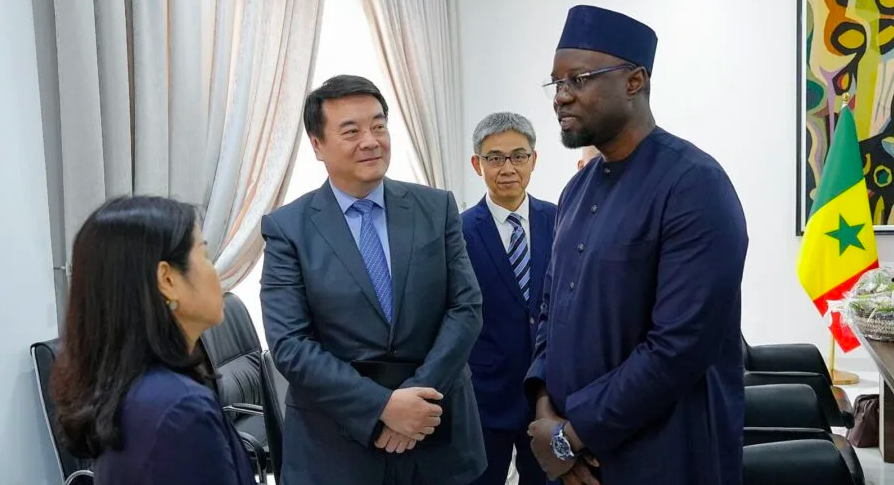 PRIMATURE - Sonko reçoit l’Ambassadeur de Chine et des dirigeants d’entreprises stratégiques
