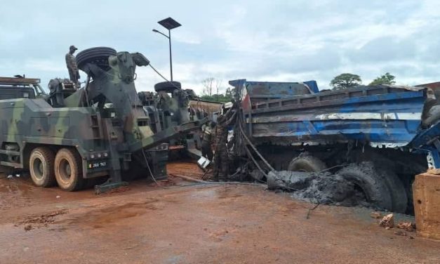 SEDHIOU -  Un camion immergé depuis 28 jours enfin dégagé du bac de Sandiniéry par l'armée