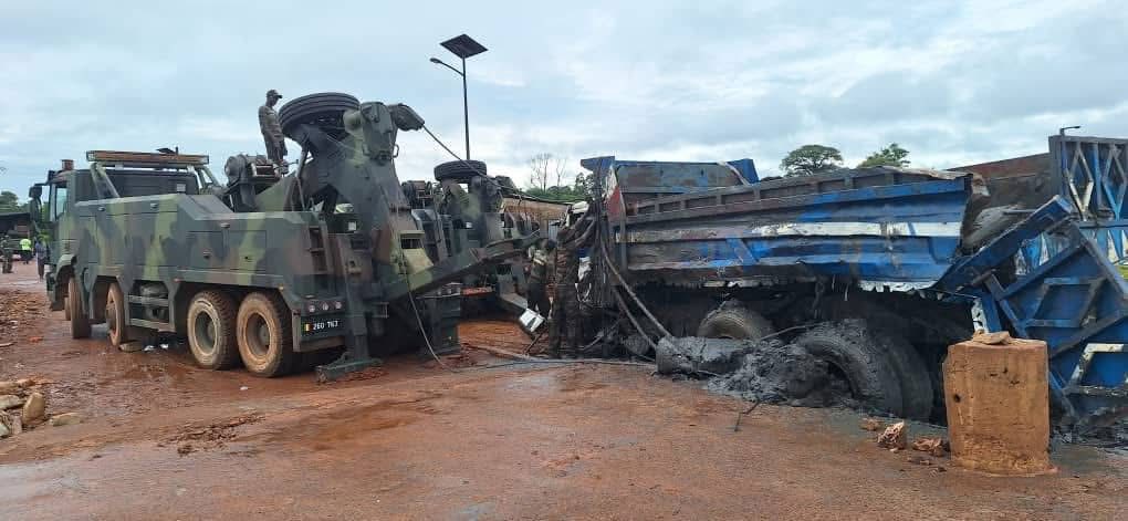 SEDHIOU -  Un camion immergé depuis 28 jours enfin dégagé du bac de Sandiniéry par l'armée