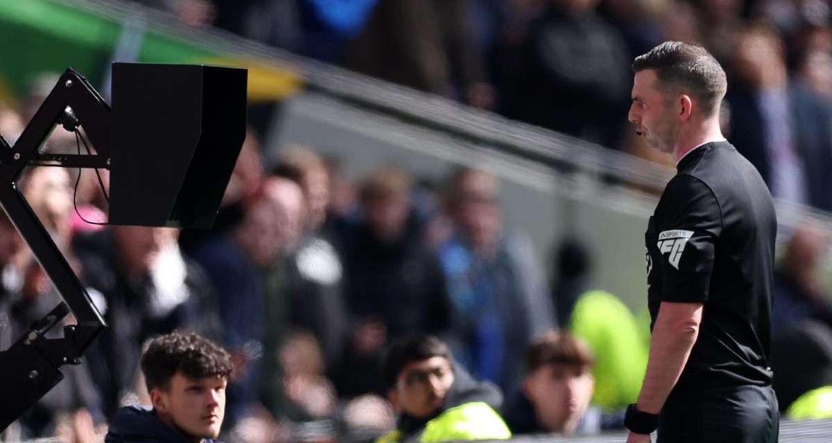 PUBLICITÉ MAILLOT - La FIFA tape du poing sur la table avec les arbitres