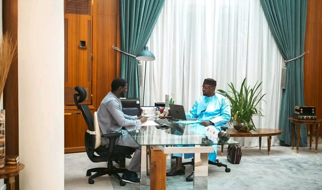 EN COULISSES - Sonko est dans le bureau de Diomaye