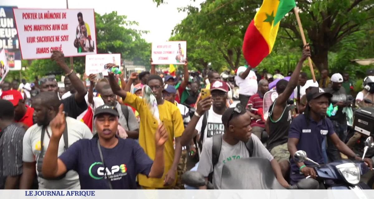MARCHE "JUSTICE POUR NOS MARTYRS" - Des manifestants appellent au boycott des prochaines élections
