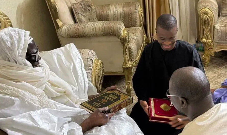 VISITE NOCTURNE À TOUBA - Bamba Cissé reçu par Serigne Mountakha