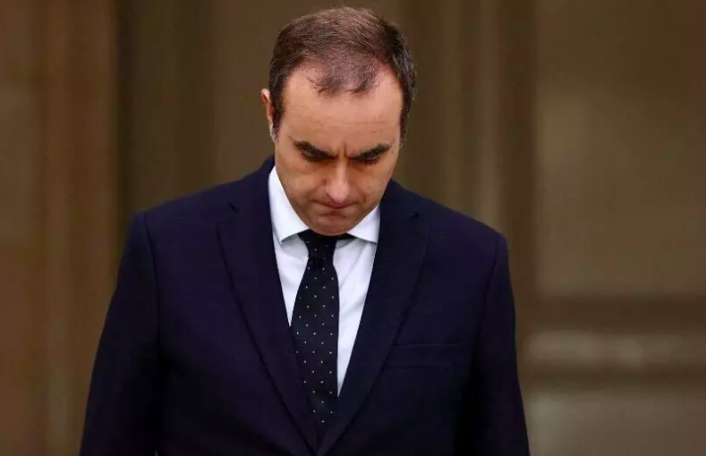 DEMISSION DE LECORNU -  La France s'enfonce dans la crise politique