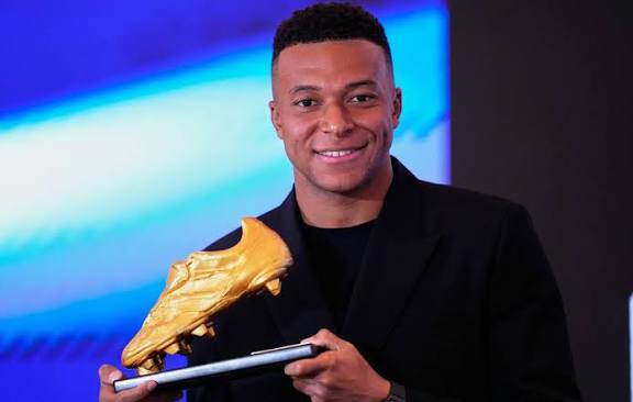 REAL MADRID - Mbappé reçoit le Soulier d'or