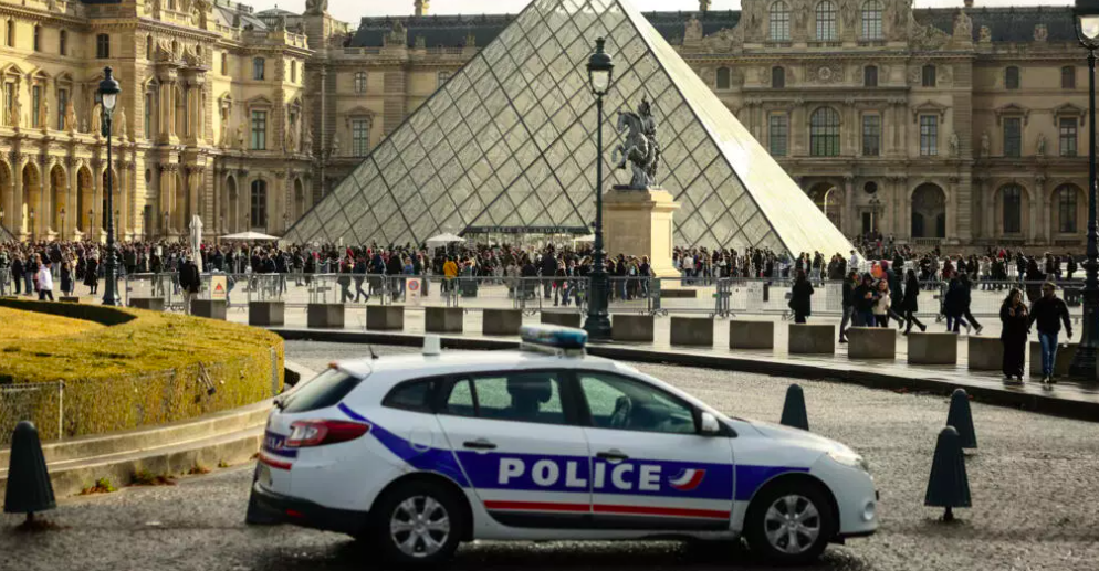 VOL AU LOUVRE - Le parquet annonce quatre nouvelles interpellations, les bijoux toujours introuvables