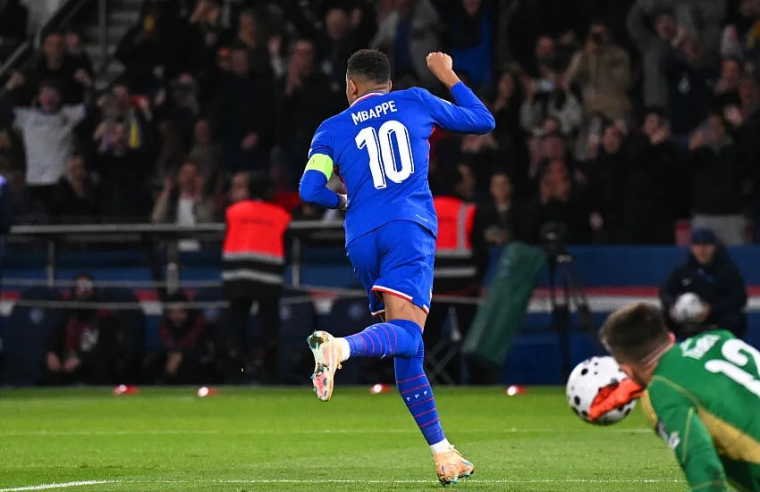 400 BUTS EN CARRIÈRE - Mbappé s'offre un record de précocité 