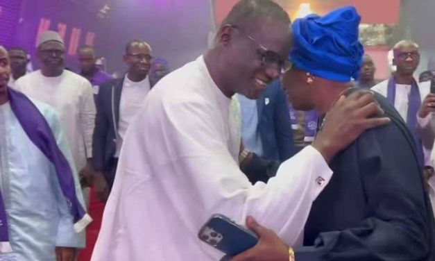 4EME ANNIVERSAIRE DE AWALE - Mimi Touré encense Abdourahmane Diouf 