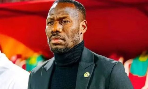 COUPS DE PILON - Et Pape subit la loi de Don carlo