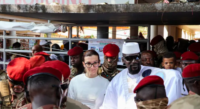 GUINÉE -  Le chef de la junte Mamadi Doumbouya élu président avec 86,72 % des voix