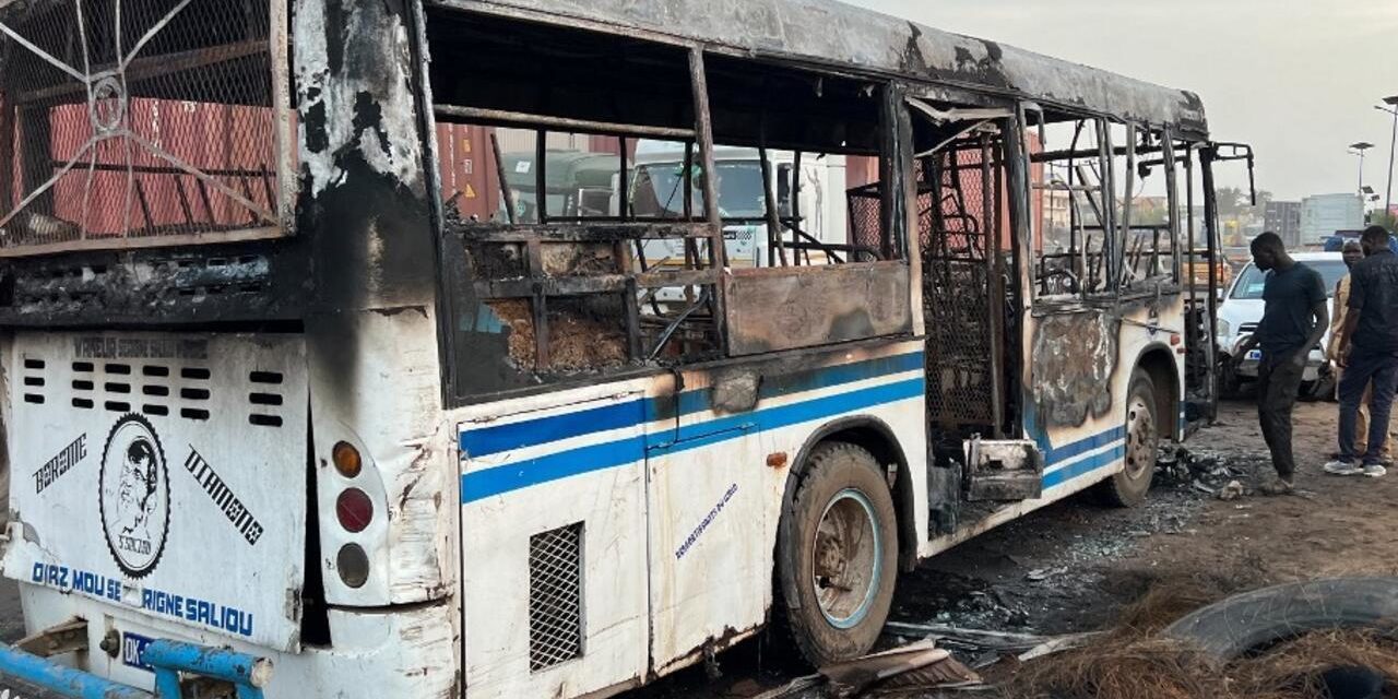 PATTE D'OIE - Un bus AFTU incendié après la mort d’un motocycliste