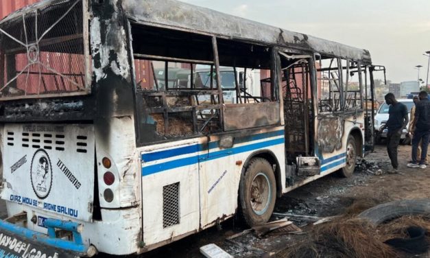 PATTE D'OIE - Un bus AFTU incendié après la mort d’un motocycliste