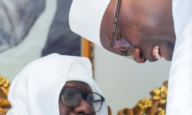 VISITE CHEZ LE KHALIFE DES LAYENES- Ousmane Sonko réaffirme le soutien de l'Etat aux foyers religieux