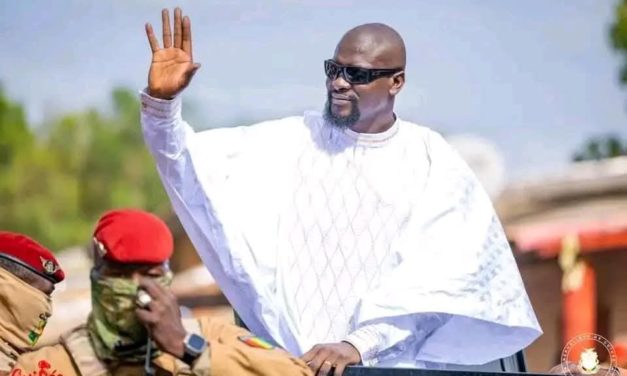 GUINÉE - Mamadi Doumbouya dissout 40 partis d'opposition