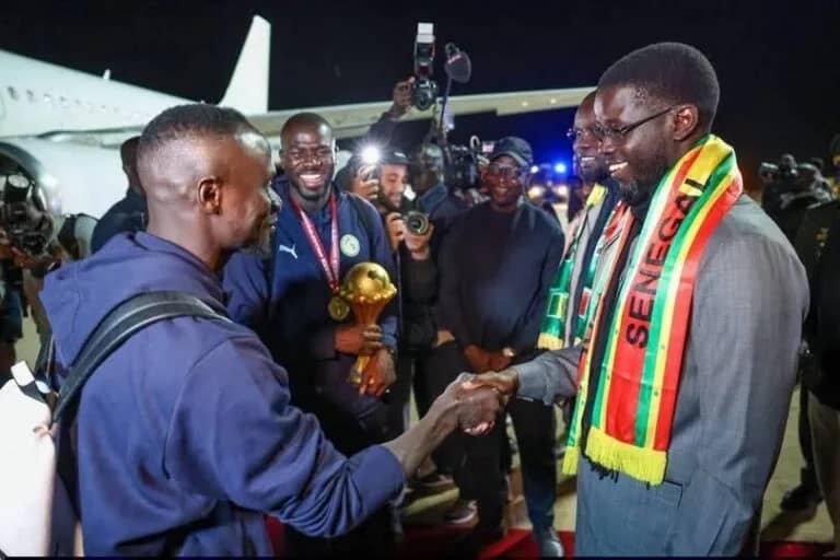 EN COULISSE - Diomaye présente Sadio Mané en modèle de discipline