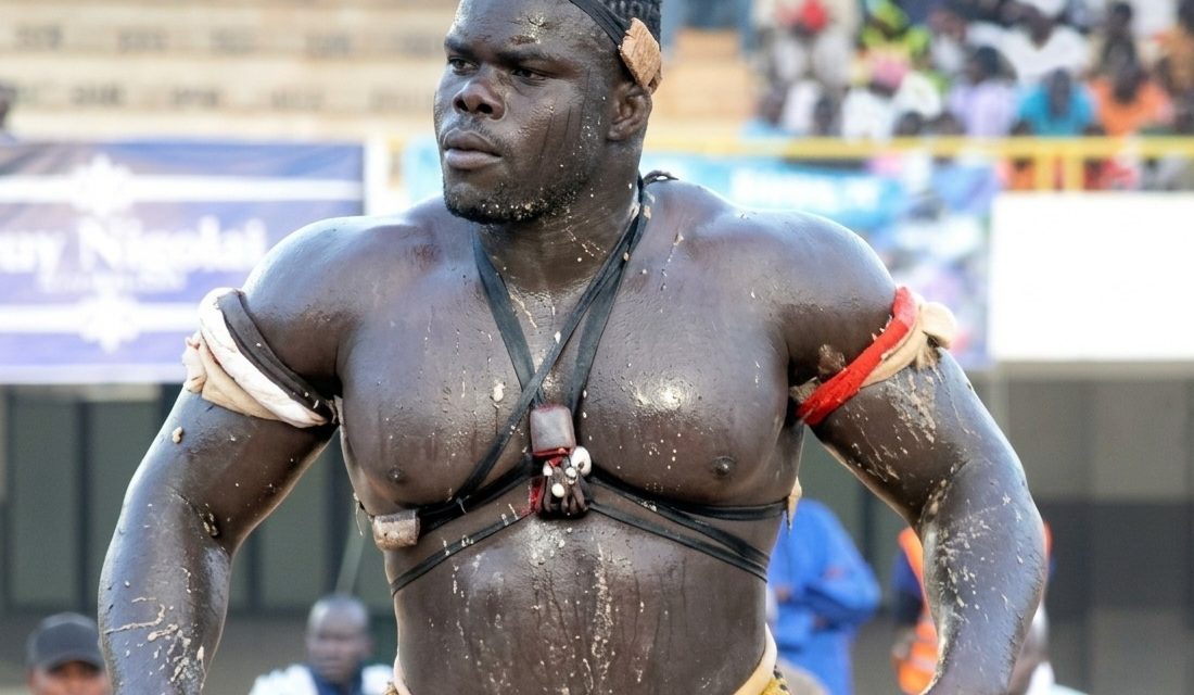 LUTTE AVEC FRAPPE - Reug Reug marche sur Boy Niang 2