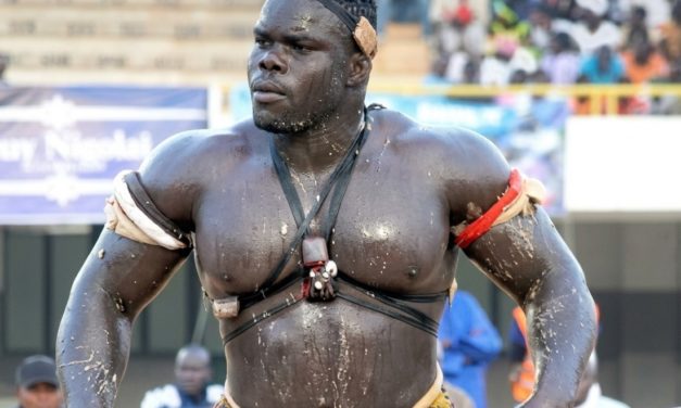 LUTTE AVEC FRAPPE - Reug Reug marche sur Boy Niang 2