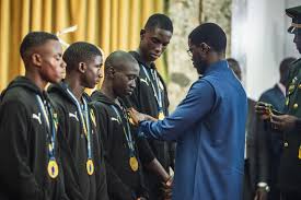 VAINQUEURS DE LA CAN U15 ET U17 - Diomaye Faye couve les champions